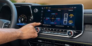 Vista interior - Chevrolet Colorado ZR2 2025,  camioneta con 5 modos de manejo configurables e info todoterreno