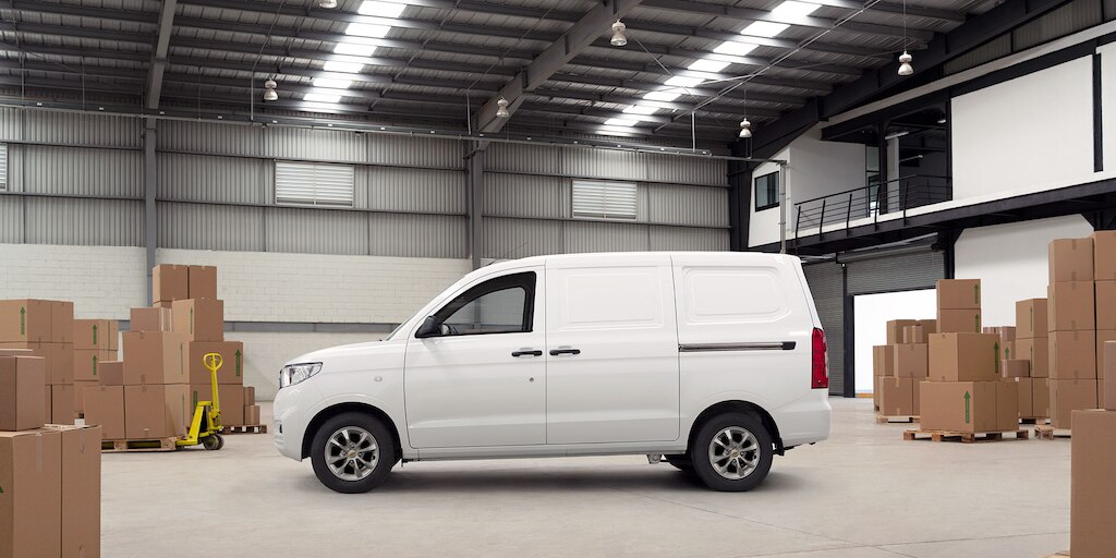 Vista lateral - Chevrolet Tornado 2025, motor 4 cilindros 1.5L a gasolina y rendimiento de combustible combinado de 16.3 Km/L