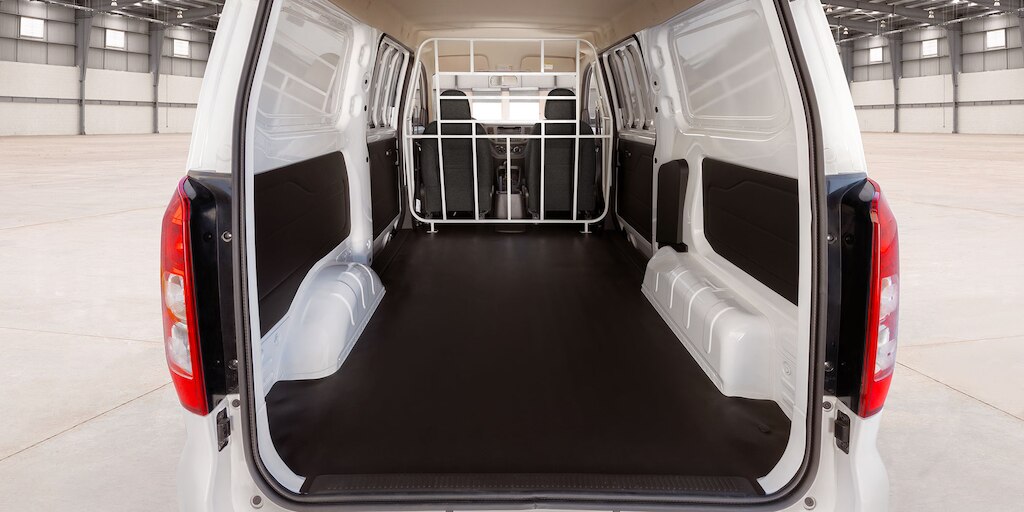 Vista trasera - Furgoneta con capacidad de carga, hasta 650 kg y 3.3 metros cúbicos de volúmen, Chevrolet Tornado 2025